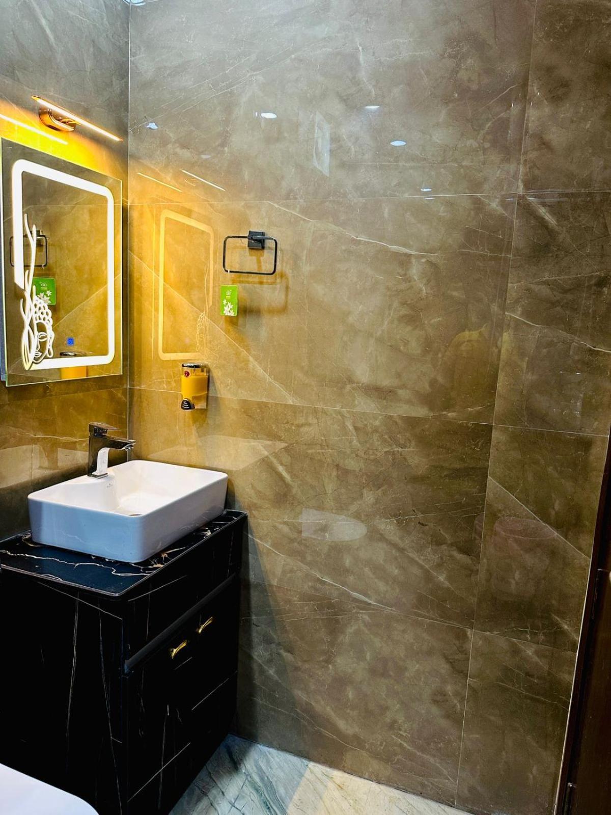 Hotel Samrat Residency 10 Mints Walking Distance Nizamuddin Railway Station New Delhi Extérieur photo